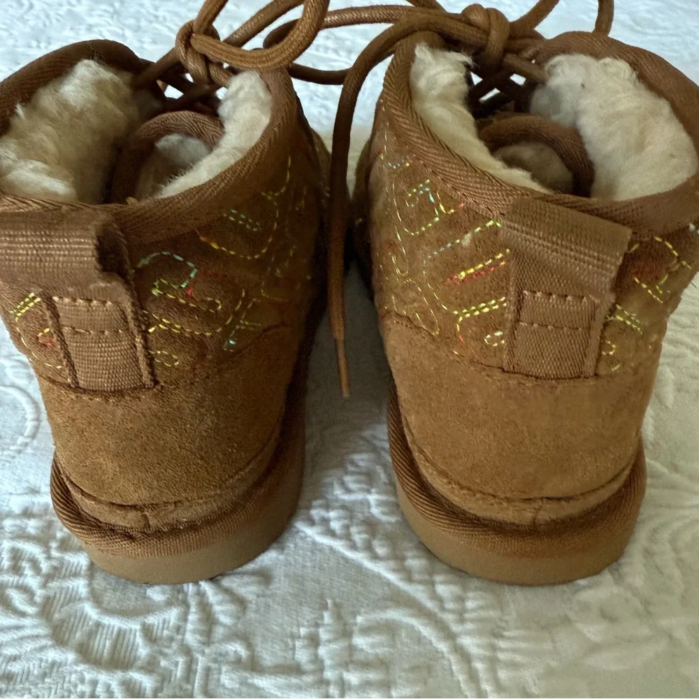 UGG Neumel Tan Patterned Lace-Up Boots NWOT size 5